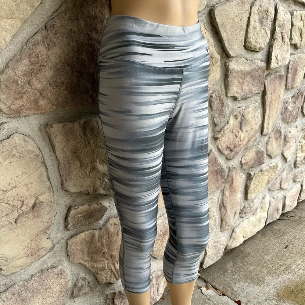 NIKE | Dri-Fit Athletic Workout Leggings - Capri Length